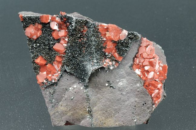 Quartz (eisenkiesel) on Hematite